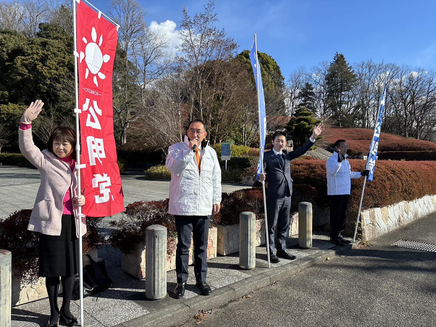 早川育子 県議、望月昇 市議、井出晴美 市議、萩野基行 市議と一緒に富士市広見公園前で街頭演説