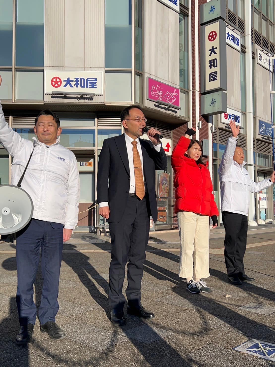 盛月寿美 県議、大石直樹 市議、山梨渉 市議と一緒に、金曜日恒例の清水駅西口大和屋様前での街頭演説