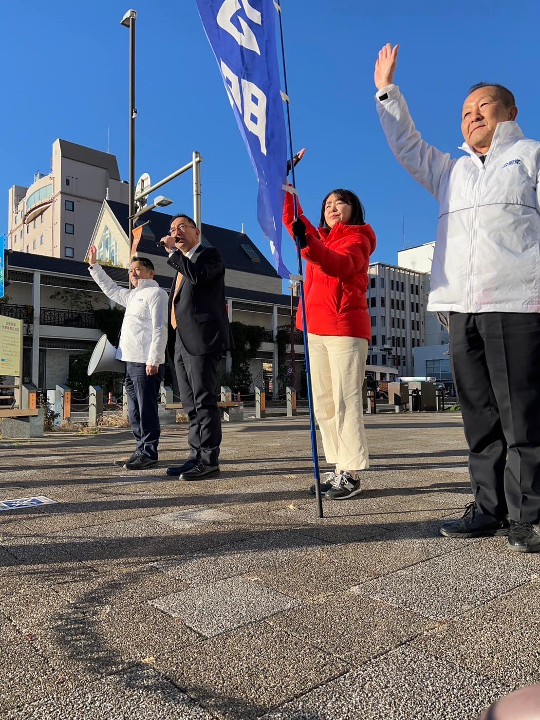 盛月寿美 県議、大石直樹 市議、山梨渉 市議と一緒に、金曜日恒例の清水駅西口大和屋様前での街頭演説