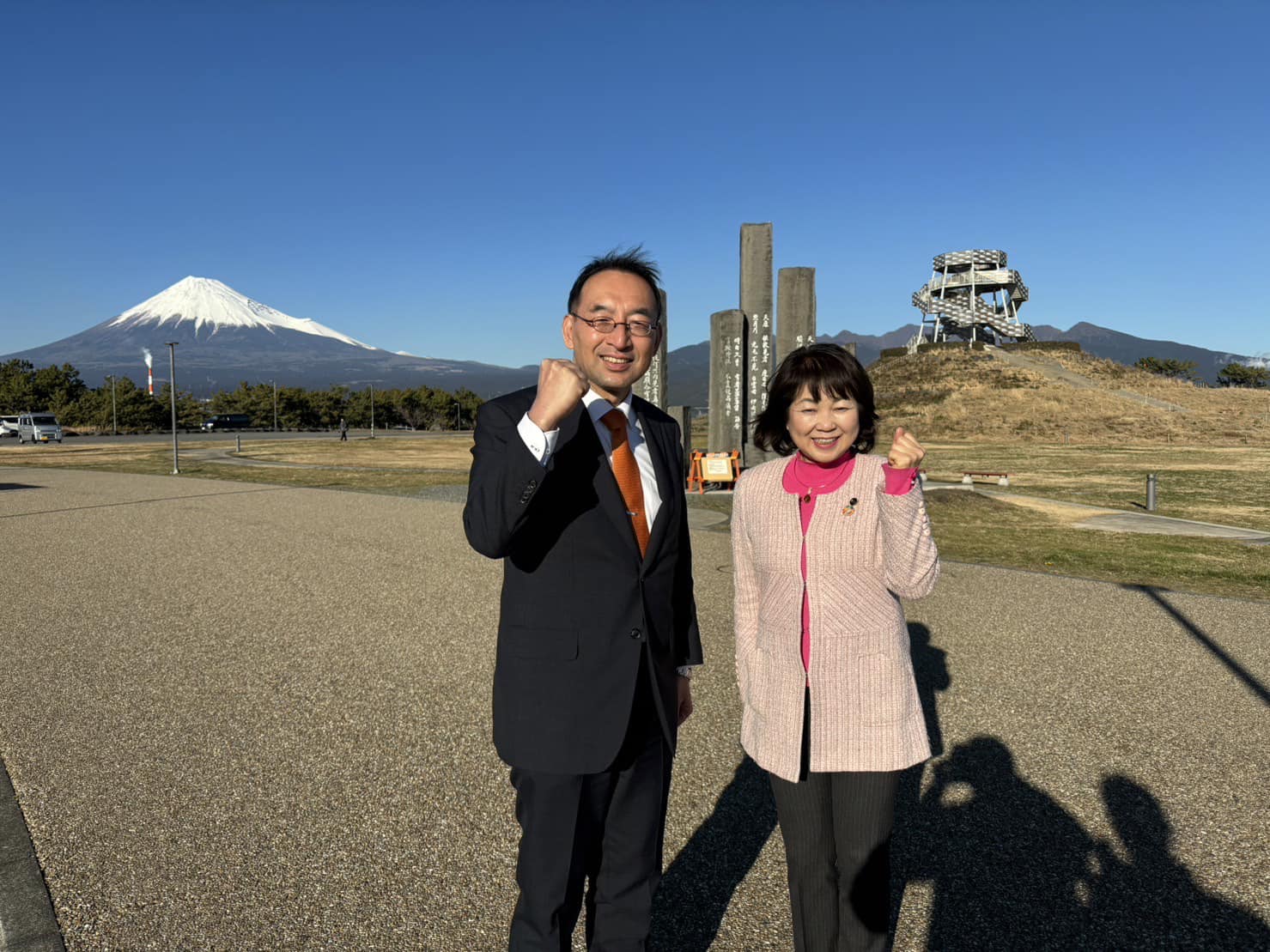 早川育子 県議と一緒に「ふじのくに田子の浦みなと公園」を紹介する動画撮影