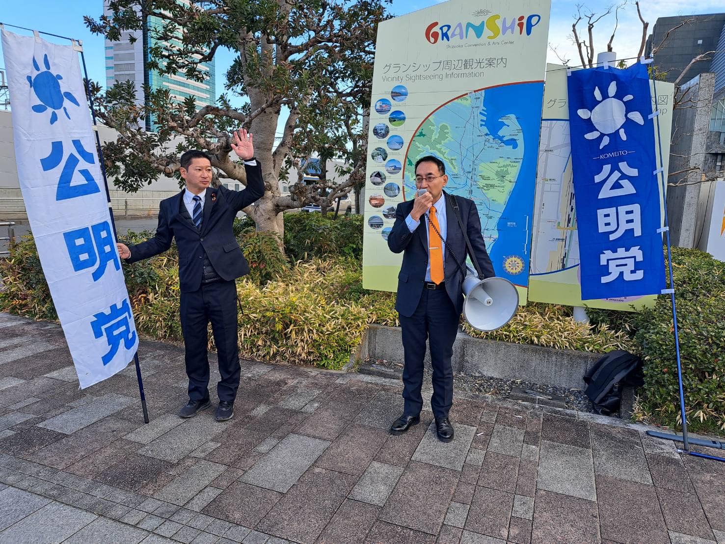 東静岡駅南口前で、牧野正史 県議、加藤博男 市議と一緒に街頭演説