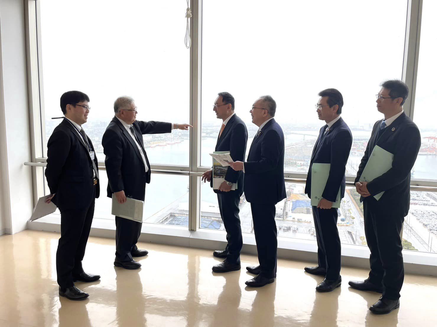 中川康洋 衆院議員と一緒に、四日市港の関係の皆様にご挨拶