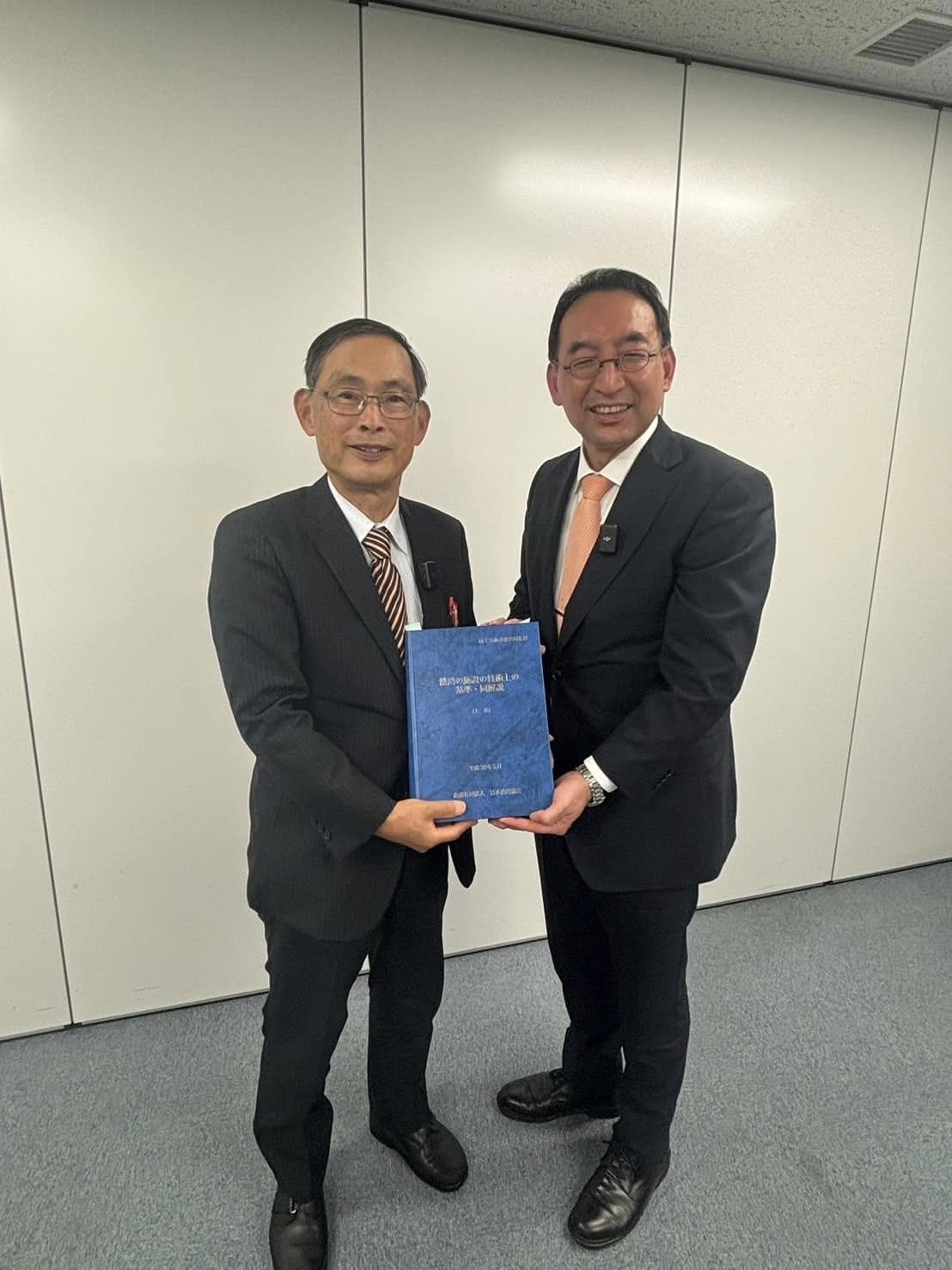 早稲田大学名誉教授であり、港湾を建設する技術基準の検討委員会の委員長であられる清宮理先生と対談