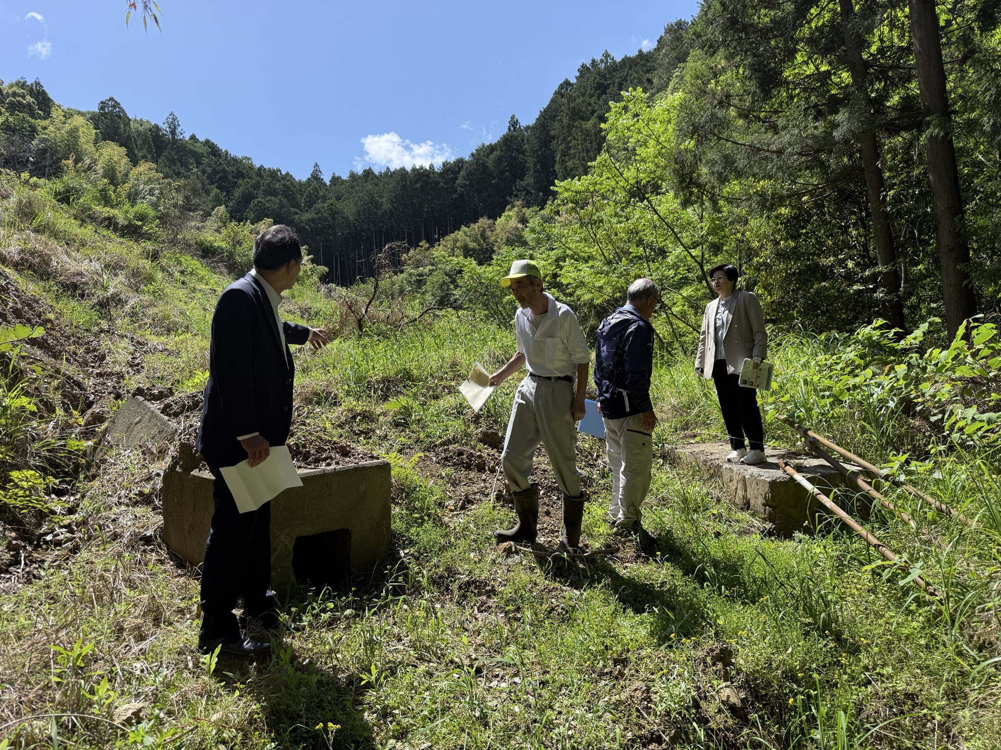 林道の法面が崩落し、通行不能となっている箇所を確認