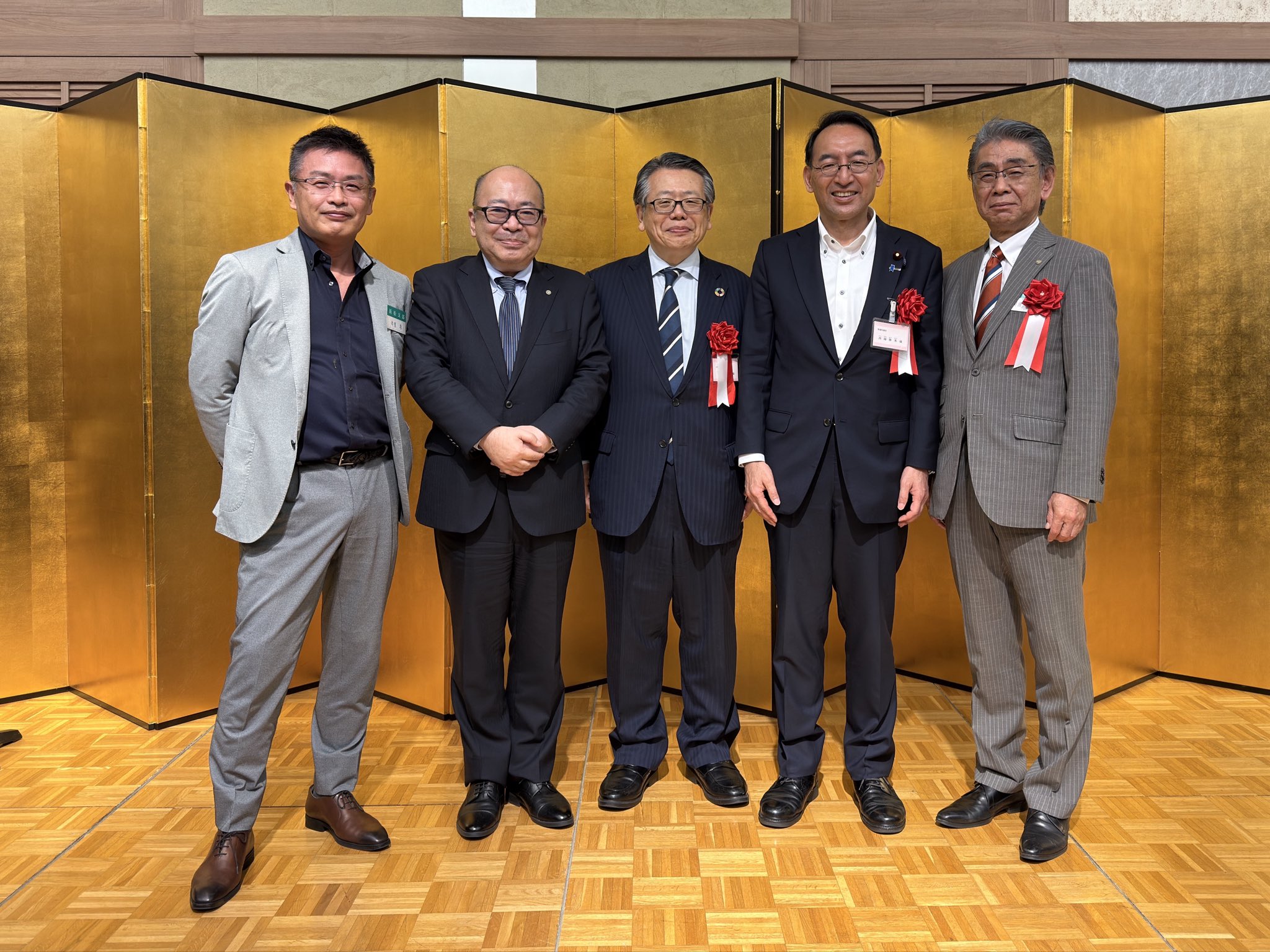 小澤吉徳日本司法書士会連合会会長、早川清人日本司法書士政治連盟会長という、全国を代表するお二人の地元が共に静岡県であることを、大変心強く感じています。 また、井上尚人静岡県司法書士会会長、中里功静岡県司法書士政治連盟会長の力強いリーダーシップのもと、司法書士の先生方には、県内外で発生する身近な法律トラブルに対し、常に親身にご対応いただいております。