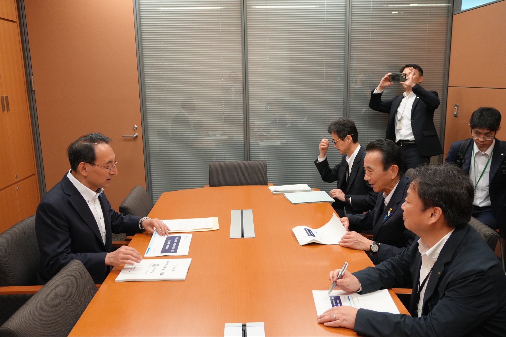 静岡県の鈴木康友知事より、「令和9年度 静岡県の要望・提案」を承りました