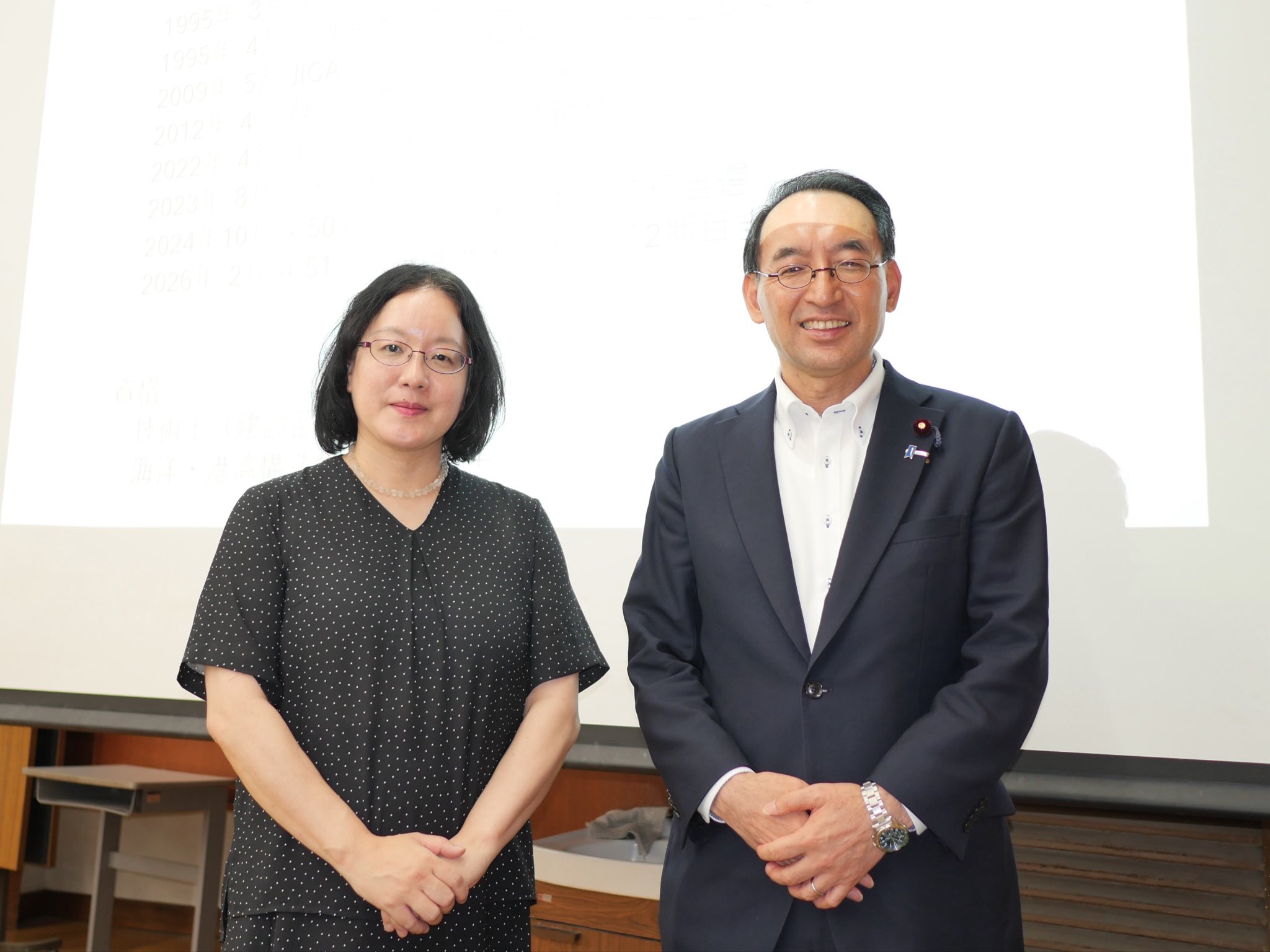 静岡大学人文社会科学部の井柳美紀教授にお招きいただき、政治学の講義の一環として講演をさせていただきました