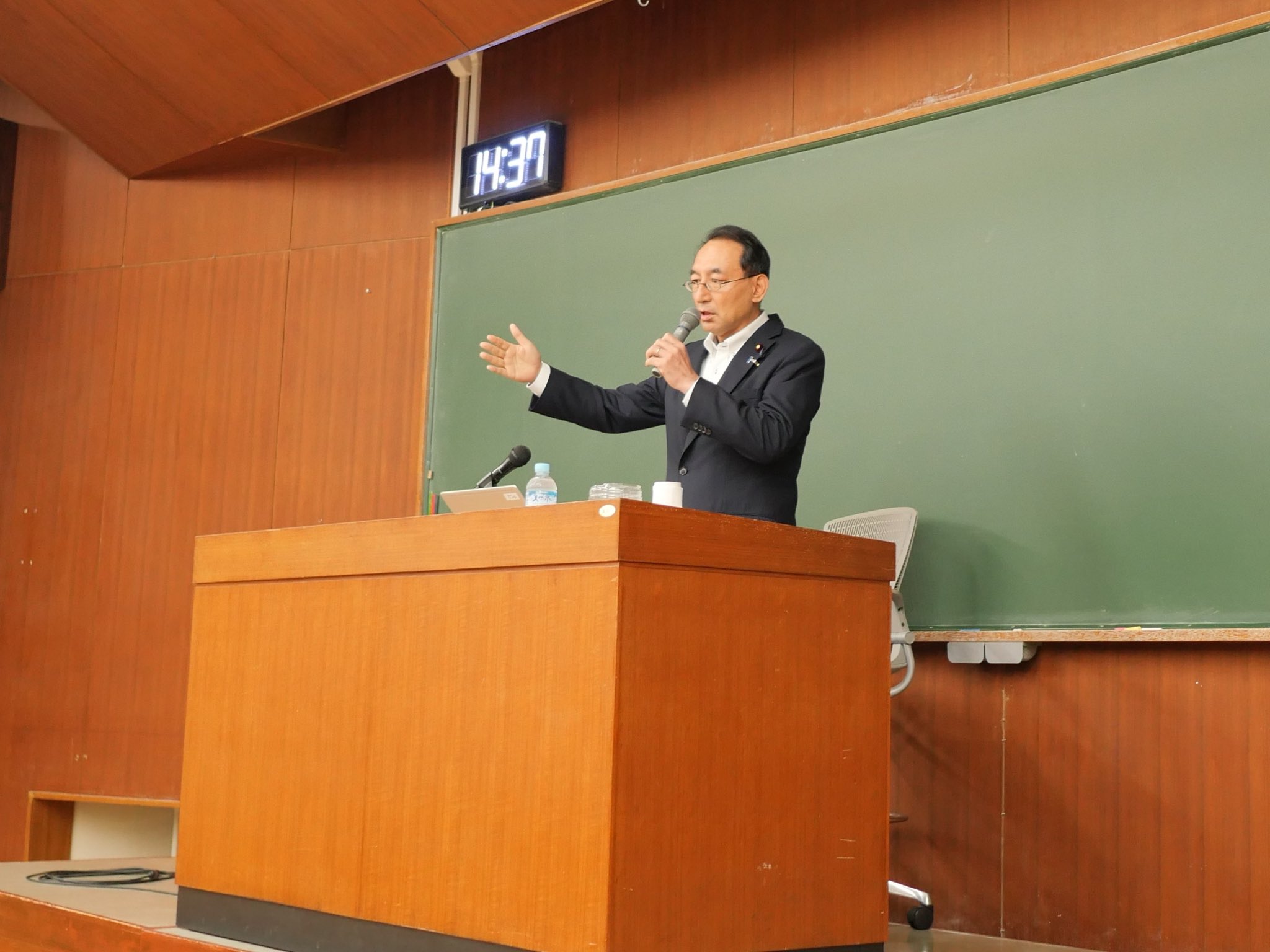 静岡大学人文社会科学部の井柳美紀教授にお招きいただき、政治学の講義の一環として講演をさせていただきました
