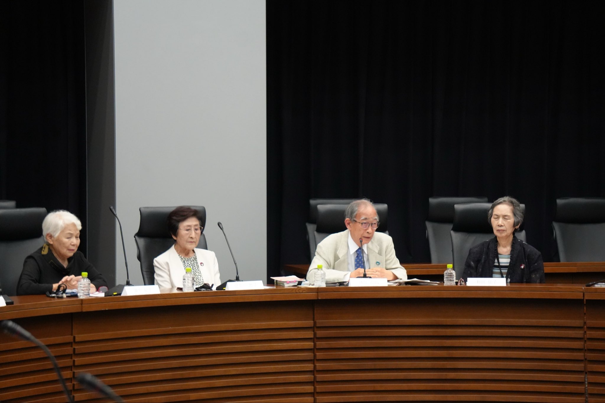 日本原水爆被害者団体協議会の濱住治郎事務局長、児玉三智子次長、濱中紀子次長、和田征子次長から、超党派の国会議員を対象に、被爆体験をお話しいただきました