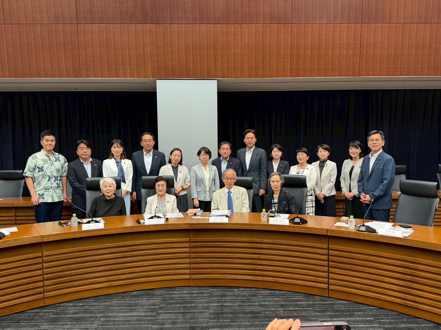 日本原水爆被害者団体協議会の濱住治郎事務局長、児玉三智子次長、濱中紀子次長、和田征子次長から、超党派の国会議員を対象に、被爆体験をお話しいただきました