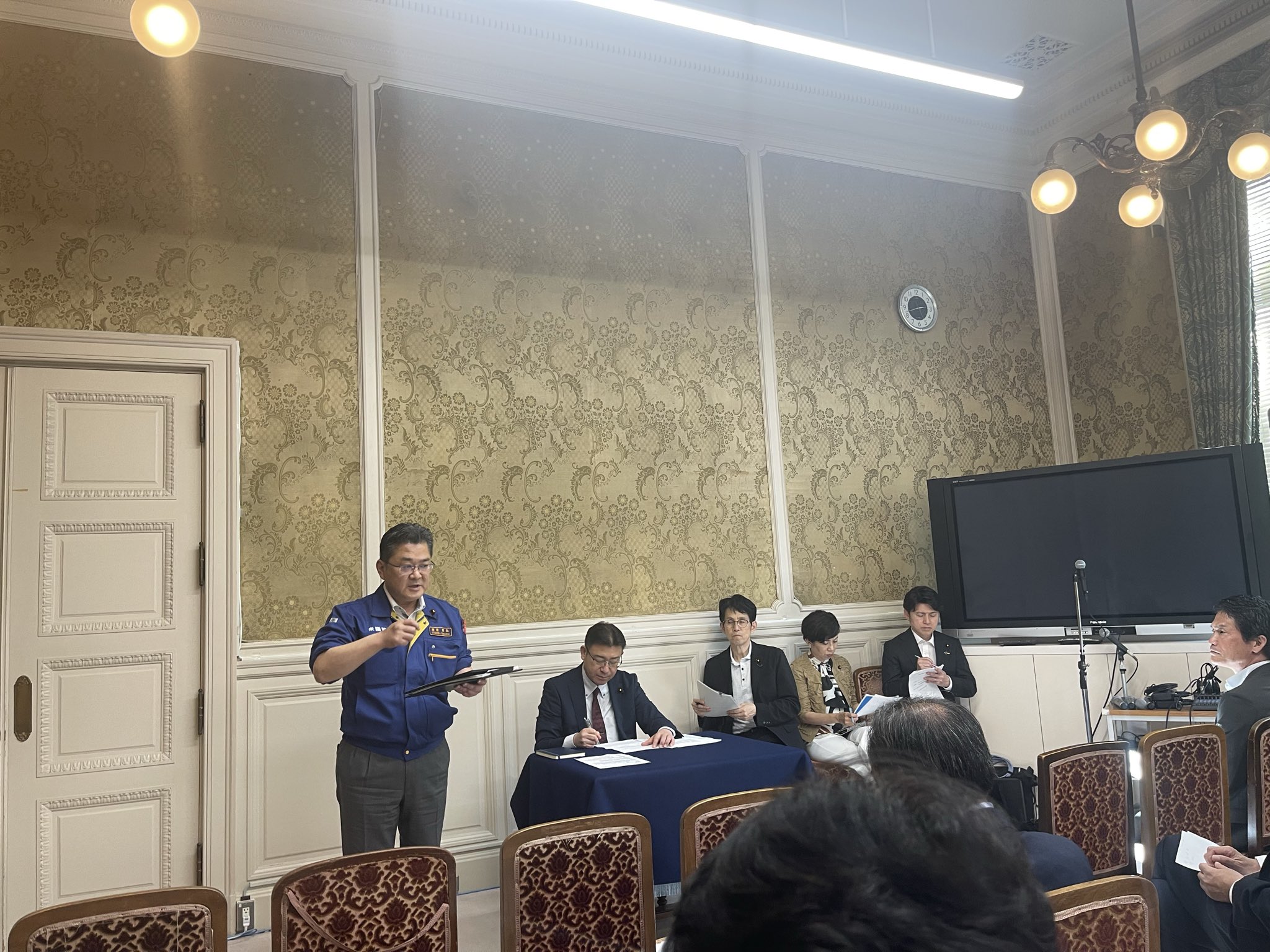 熊本地震の被災地で支援活動を行っている河野よしひろ議員、吉田のぶひろ議員から、国会内で現地の状況について報告を受けました