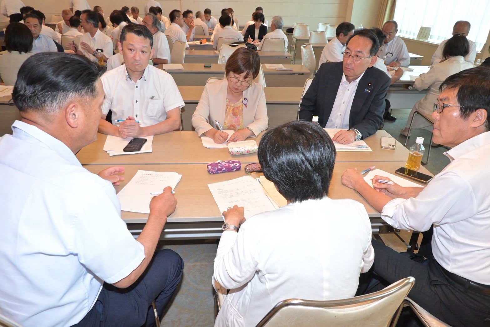 グループディスカッションでは、若者の政治参加を促進するために議員として何ができるのか、それぞれの立場から活発な意見交換