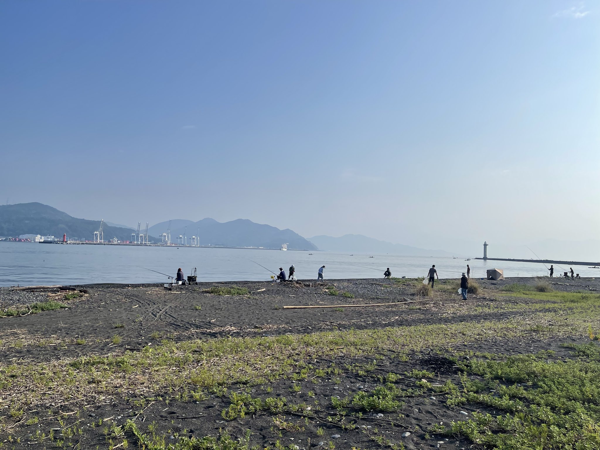 毎月第1日曜日には、有志の皆様による三保海岸の清掃活動が行われています