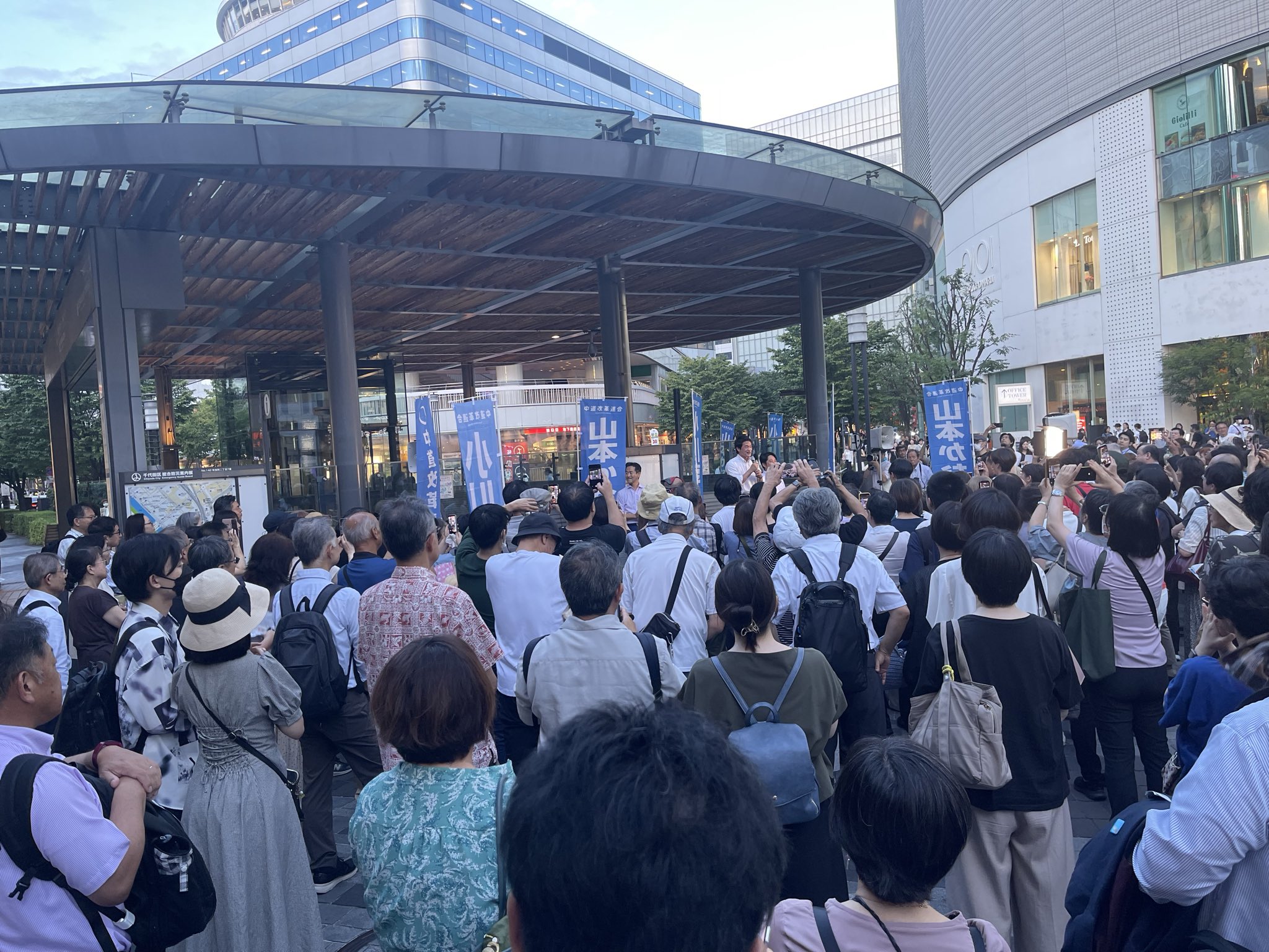 JR有楽町駅前において、中道改革連合の全国キャラバンを開催