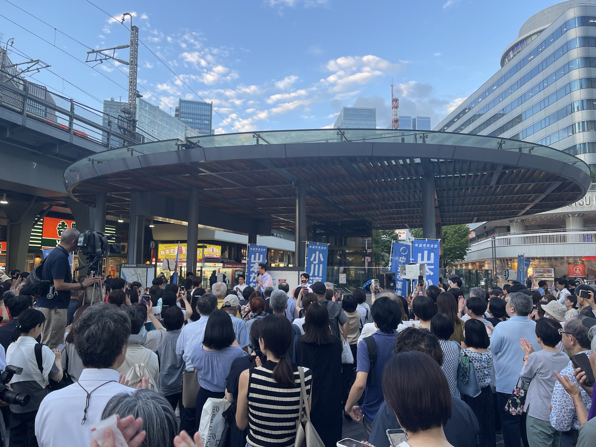 JR有楽町駅前において、中道改革連合の全国キャラバンを開催