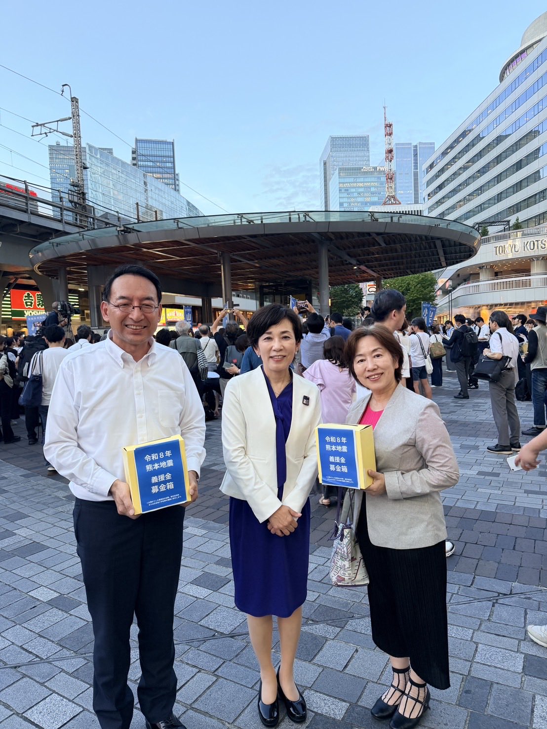 JR有楽町駅前において、中道改革連合の全国キャラバンを開催