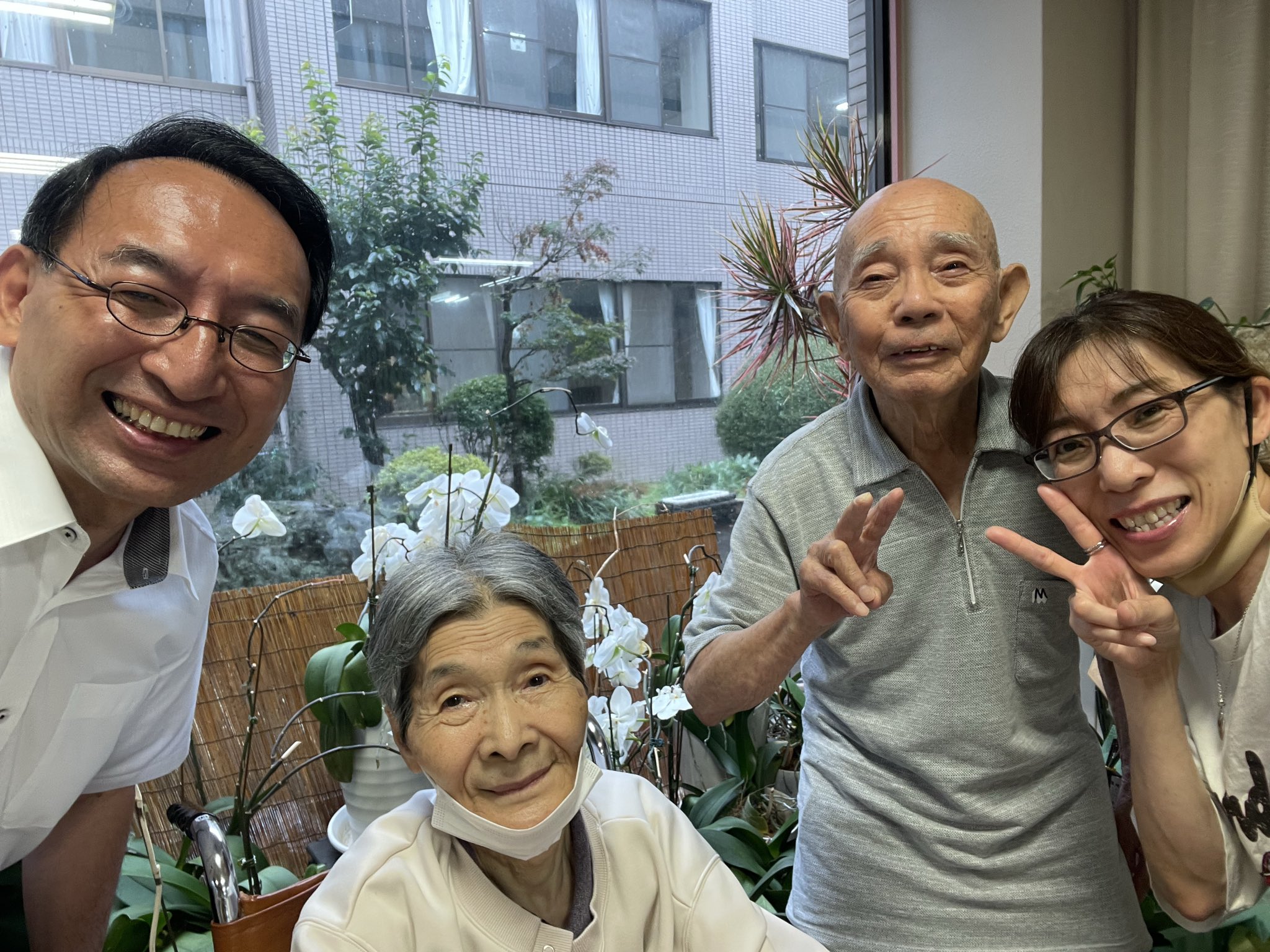 施設で暮らす母のもとを、父と妹とともに訪ねました