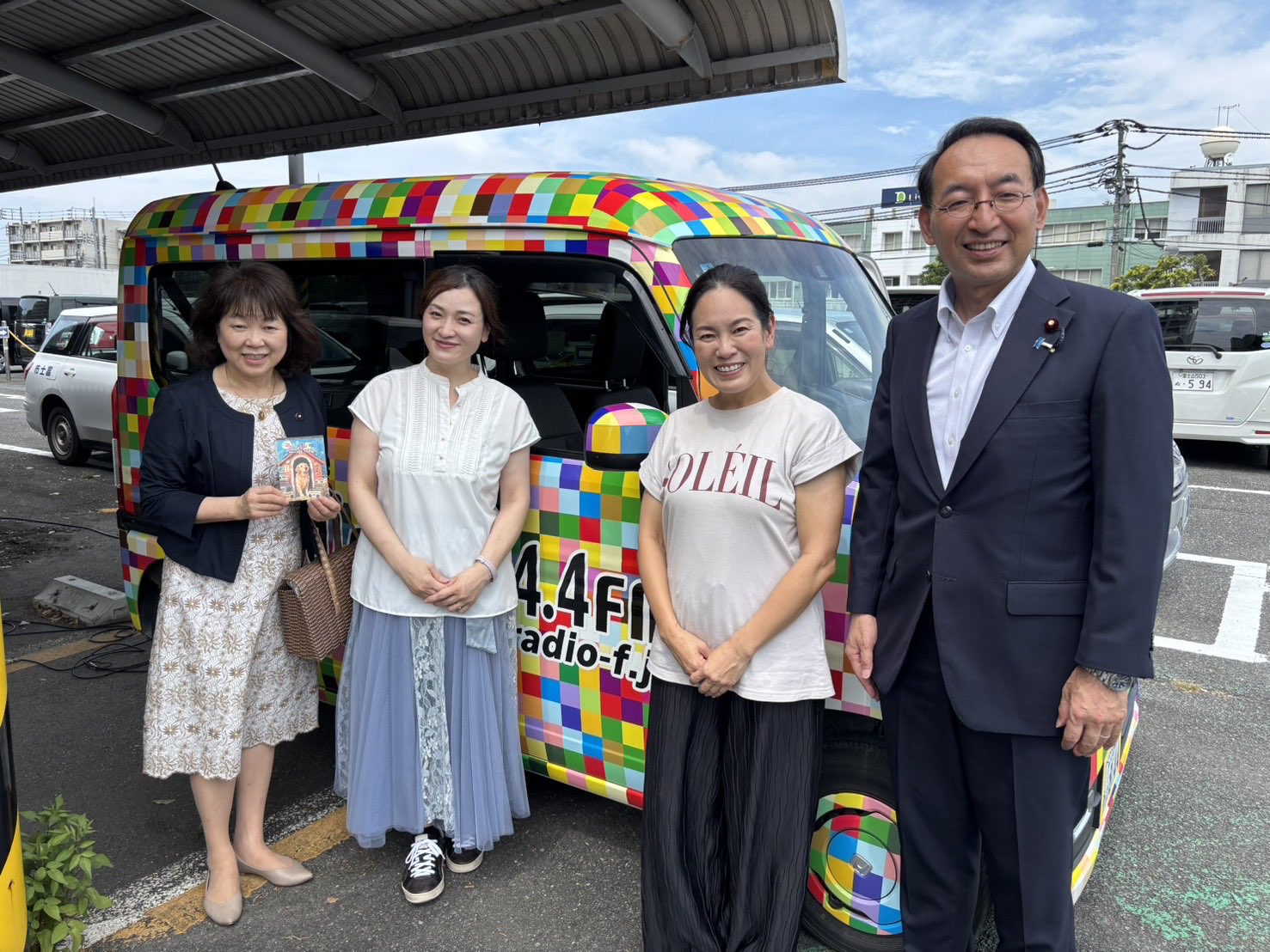 富士市役所前では、早川県議が番組を担当されているラジオエフのアナウンサーの皆様と偶然お会いし、記念写真を撮らせていただきました