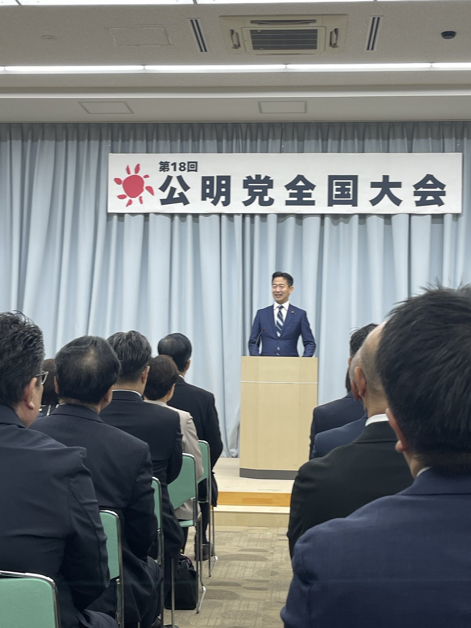 公明党全国大会が開催され、岡本三成さんが新代表に選出されました