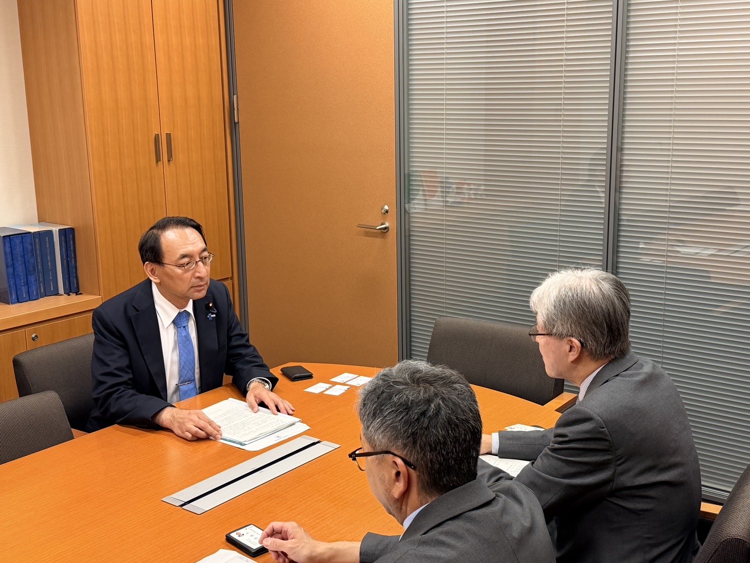 静岡大学の日詰学長から、国立大学運営費交付金の削減によって大学運営が圧迫されている深刻な現状についてご報告を受け、改善に向けたご要望をいただきました