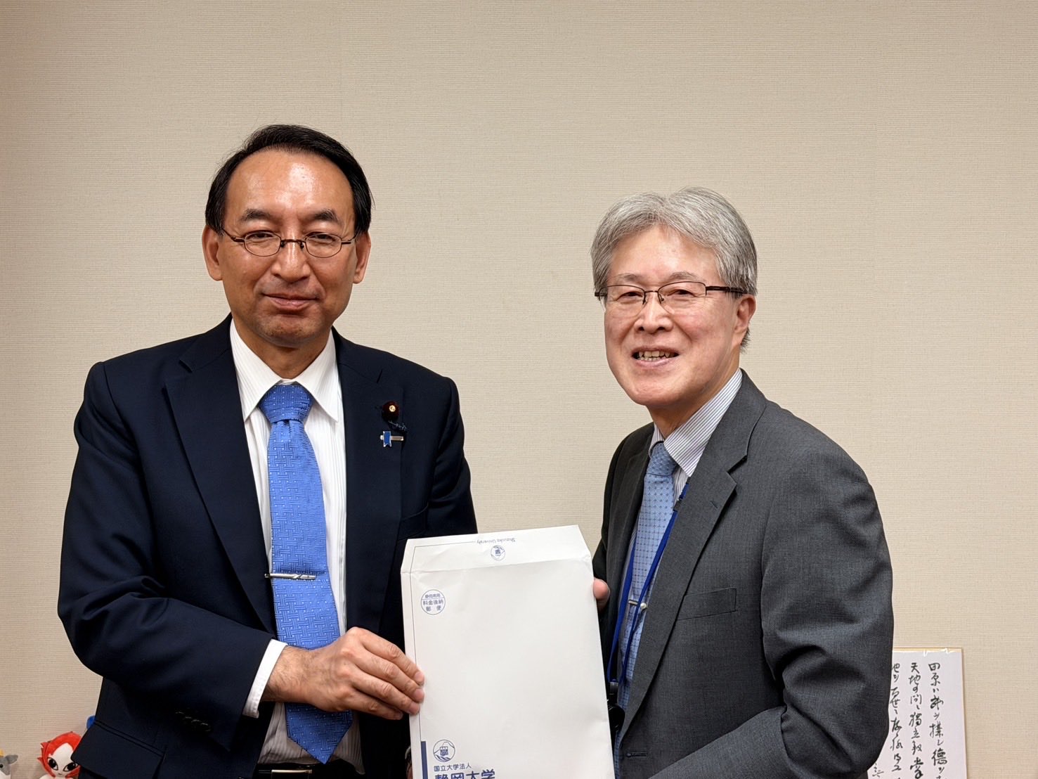 静岡大学の日詰学長から、国立大学運営費交付金の削減によって大学運営が圧迫されている深刻な現状についてご報告を受け、改善に向けたご要望をいただきました