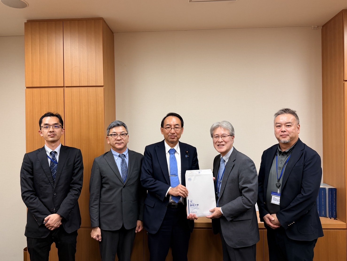 静岡大学の日詰学長から、国立大学運営費交付金の削減によって大学運営が圧迫されている深刻な現状についてご報告を受け、改善に向けたご要望をいただきました