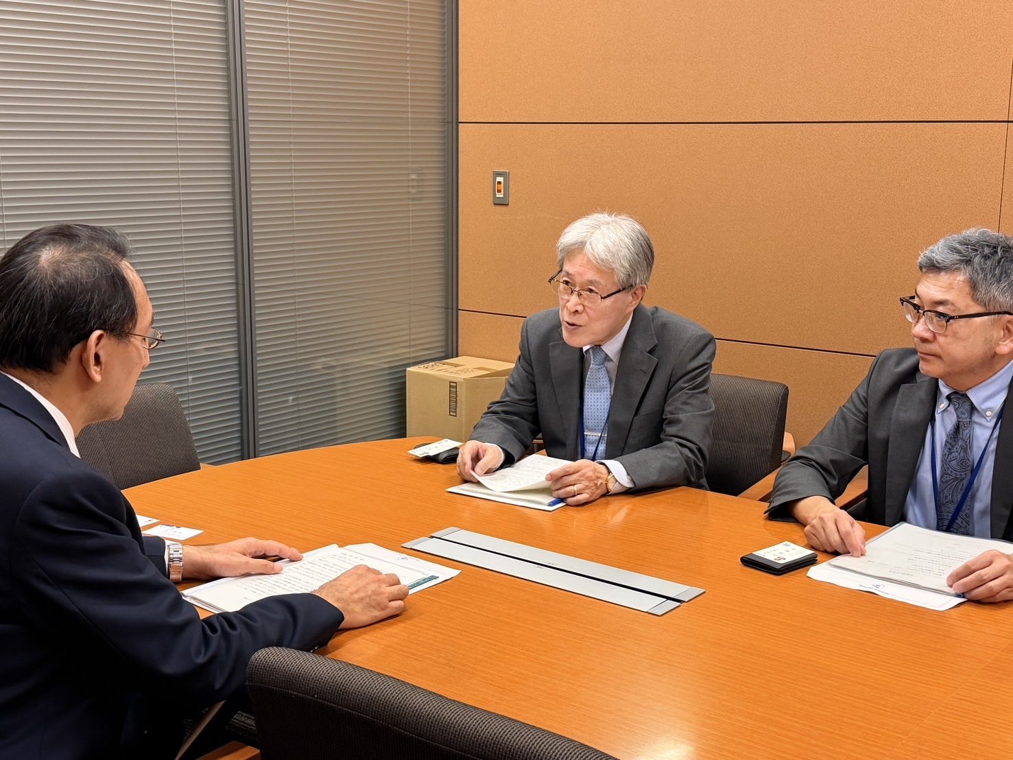 静岡大学の日詰学長から、国立大学運営費交付金の削減によって大学運営が圧迫されている深刻な現状についてご報告を受け、改善に向けたご要望をいただきました