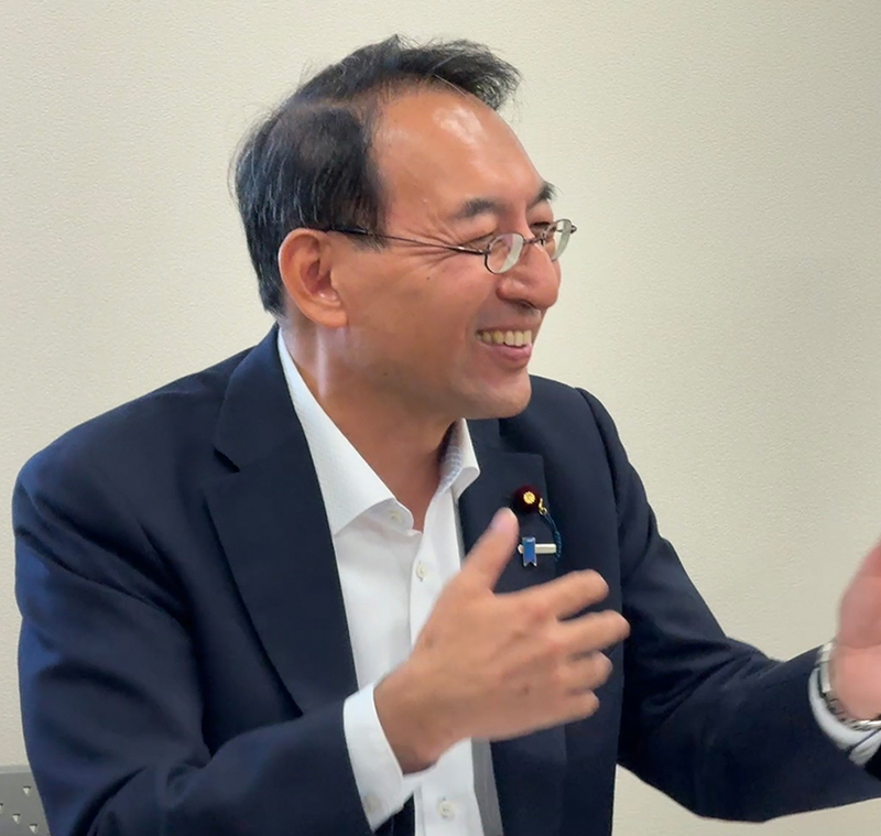 地域の方々の声を熱心に聞く公明党・西園勝秀